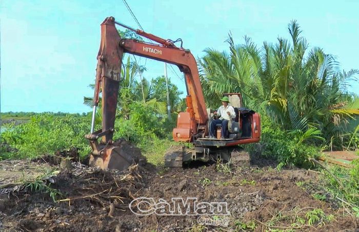 Xe cơ giới đắp nền đất đen trên tuyến đường thuộc Ấp 2, xã Phong Hiệp.