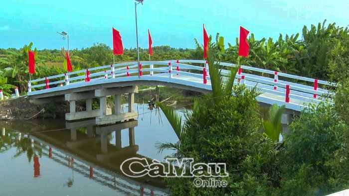  Cây cầu Thuận Duyên bắc qua Kênh 1.000 (Ấp 2, xã Phong Hiệp) - công trình từ sự chung tay của chính quyền, nhà hảo tâm và Nhân dân địa phương.