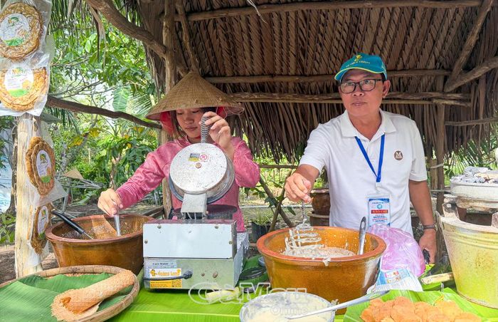 Du khách trải nghiệm làm bánh dân gian tại Khu du lịch sinh thái Cà Mau Eco.