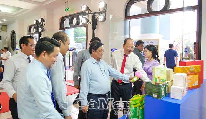 Nguyên Phó Chủ tịch Quốc hội Lê Minh Hoan (giữa) cùng lãnh đạo Trung ương và tỉnh Cà Mau tham quan, trải nghiệm không gian, sản phẩm OCOP phục vụ du lịch tại Hội nghị liên kết phát triển du lịch giữa Thành phố Hồ Chí Minh và các tỉnh, thành phố ĐBSCL giai đoạn 2026-2030.