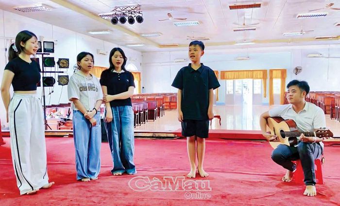 Một buổi dạy đờn ca tài tử miễn phí tại Nhà Thiếu nhi tỉnh Cà Mau do tài tử Phi Phàm hướng dẫn.