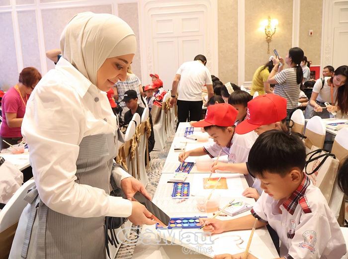 Các hoạ sĩ quốc tế hướng dẫn thiếu nhi Cà Mau vẽ tranh.