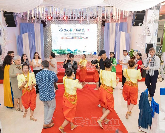 Các nghệ sĩ quốc tế tham gia điệu múa của đồng bào Khmer tại đêm gặp mặt, giao lưu.