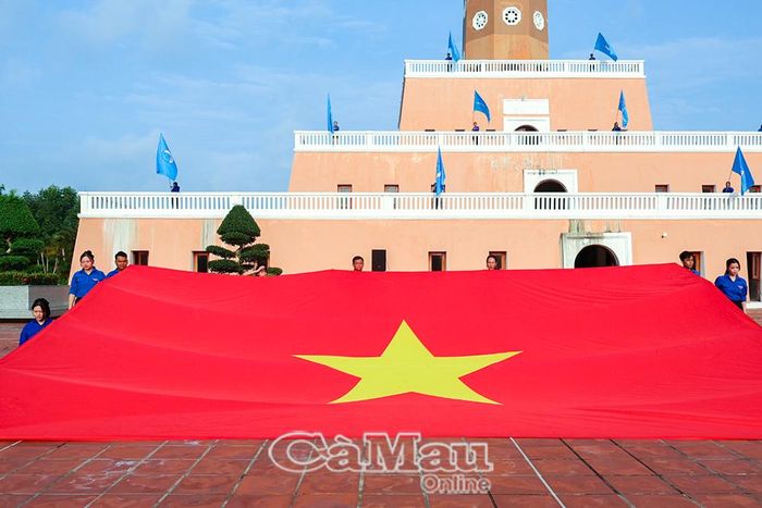 Thiêng liêng lễ chào cờ trong hành trình “Tôi yêu Tổ quốc tôi” tại Đất Mũi - Cà Mau.