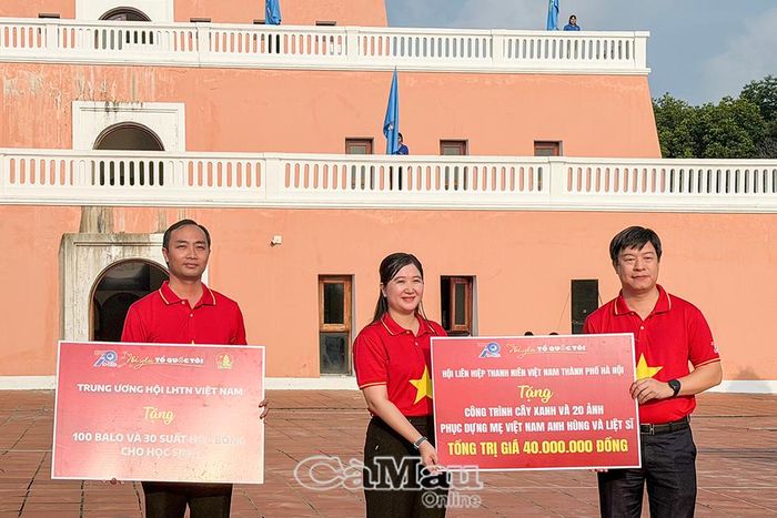  Phó Chủ tịch Thường trực Trung ương Hội LHTNVN Lê Hải Long trao bảng tượng trưng tặng các công trình, phần việc cho Hội LHTN Việt Nam tỉnh Cà Mau.