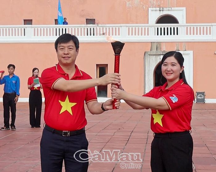 . Đồng chí Lê Hải Long, Uỷ viên Ban Thường vụ Trung ương Đoàn, Phó Chủ tịch Thường trực Trung ương Hội LHTNVN, trao đuốc cho đồng chí Nguyễn Thị Thuý Duy, Phó Bí thư Tỉnh đoàn, Chủ tịch Hội LHTNVN tỉnh Cà Mau.