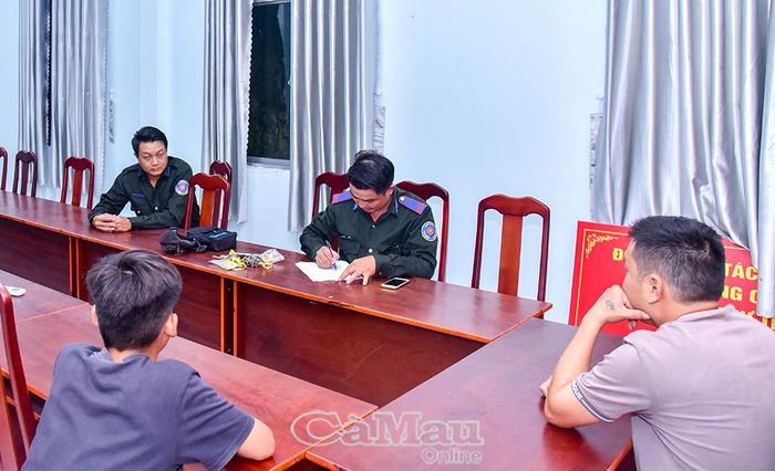 Cơ quan chức năng lập biên bản hành vi vi phạm và giáo dục 2 đối tượng tại chỗ.