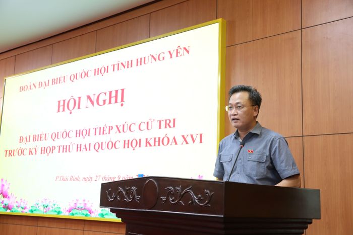 Đồng chí Nguyễn Hữu Nghĩa - Ủy viên Ban Chấp hành Trung ương Đảng, Tổng Kiểm toán nhà nước, Trưởng Đoàn ĐBQH tỉnh Hưng Yên thông tin đến cử tri về chương trình Kỳ họp thứ Hai, Quốc hội khóa XVI. Ảnh: Mạnh Cường