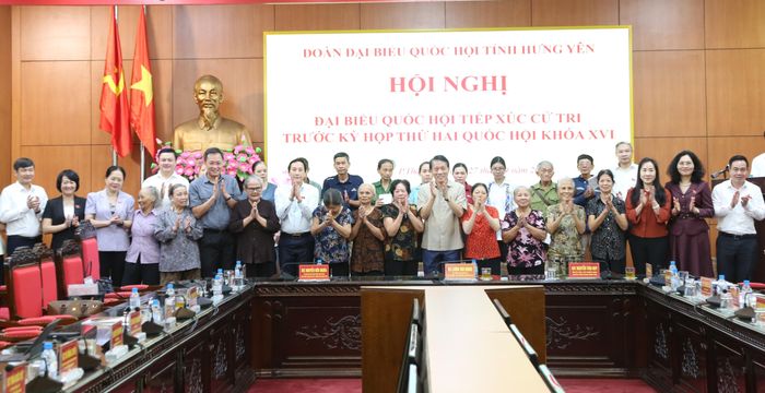 Đoàn ĐBQH tỉnh cũng trao 50 suất quà tặng các hộ nghèo, hộ có hoàn cảnh khó khăn trên địa bàn phường Thái Bình