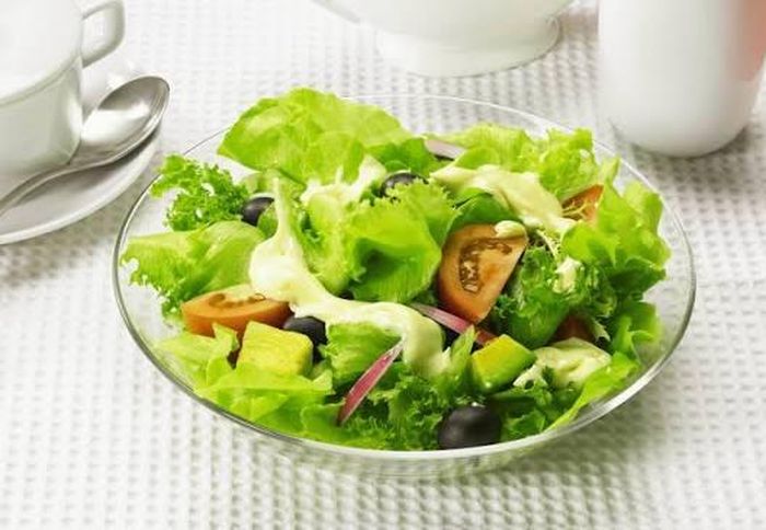 Xà lách thường xuất hiện trong các món salad, gỏi cuốn, bánh mì, thịt nướng hoặc dùng làm rau ăn kèm - Ảnh: Internet
