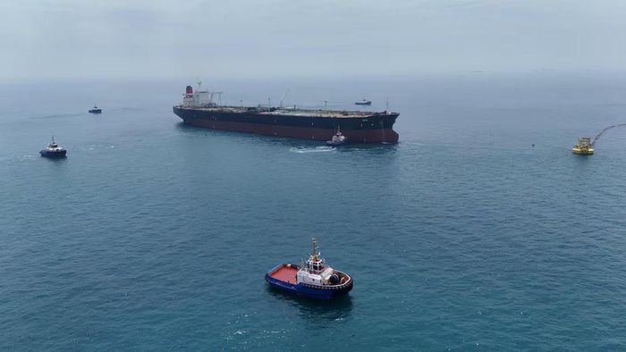 Tàu chở dầu HELGA tại một đầu mối dầu ngoài khơi miền Nam Iraq, gần Basra, trong bối cảnh các tuyến vận chuyển dầu vùng Vịnh tiếp tục được thị trường theo dõi sát. Ảnh: Reuters.