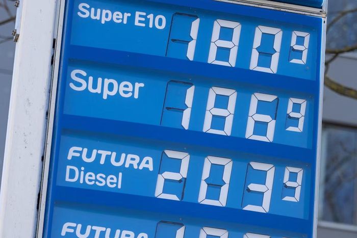 Bảng giá xăng và diesel tại một trạm nhiên liệu ở Berlin, Đức.Ảnh: Reuters/Axel Schmidt.