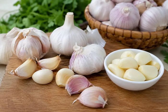 Tỏi chứa allicin và nhiều hợp chất sulfur được nghiên cứu về mối liên hệ với sức khỏe tim mạch