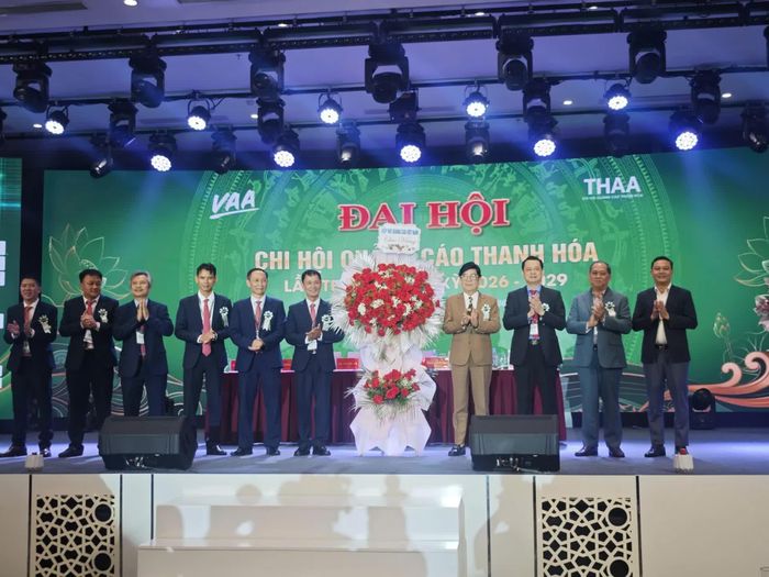 Hiệp hội Quảng cáo Việt Nam tặng hoa chúc mừng.