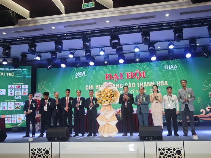 Hiệp hội quảng cáo TP.HCM tặng hoa chúc mừng đại hội.
