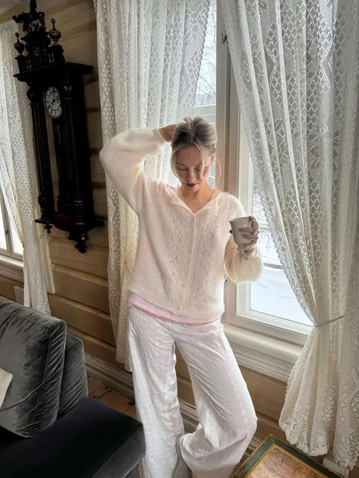 Áo cardigan cổ bẻ phù hợp với những ngày muốn mặc đơn giản nhưng có điểm nhấn