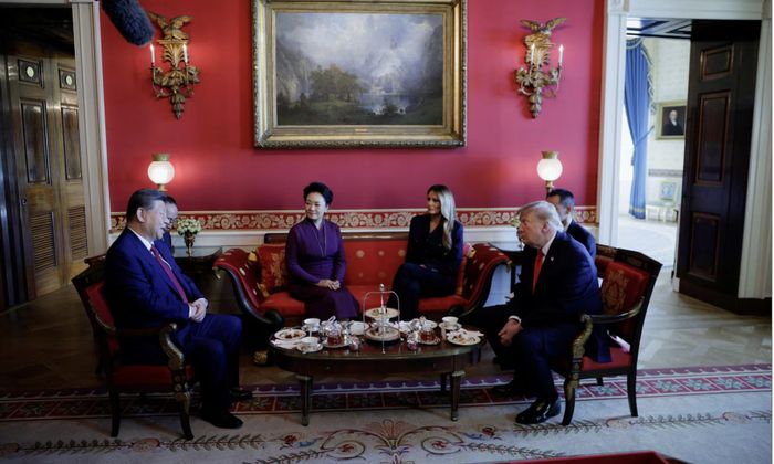 Tổng thống Mỹ Donald Trump cùng phu nhân và Chủ tịch Trung Quốc Tập Cận Bình cùng phu nhân trong buổi tiệc trà tại Phòng đỏ của Nhà Trắng hôm 25/9 - Ảnh: Reuters