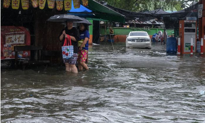 Hình ảnh phố phường Bangkok bị ngập - Ảnh: Reuters