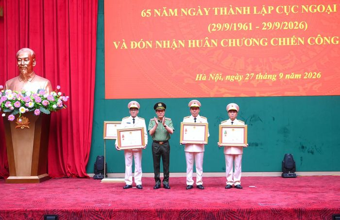 Thừa ủy quyền, Bộ trưởng Lương Tam Quang trao Huân chương Bảo vệ Tổ quốc hạng Ba tặng 01 tập thể và Huân chương Chiến công hạng Ba tặng 02 cá nhân thuộc Cục Ngoại tuyến đã có thành tích xuất sắc