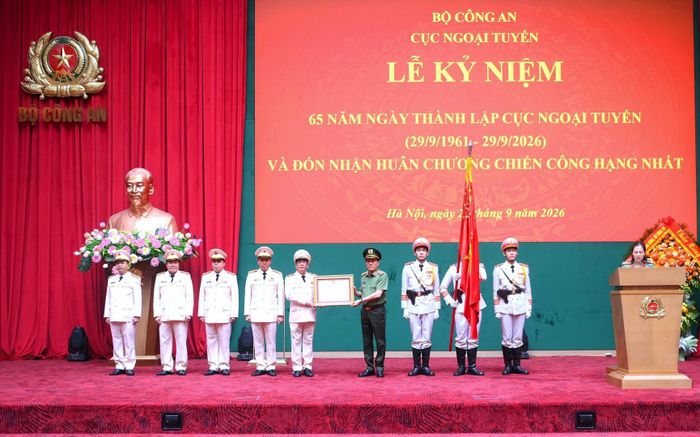 Thừa ủy quyền, Bộ trưởng Lương Tam Quang gắn và trao Huân chương Chiến công hạng Nhất tặng Cục Ngoại tuyến.