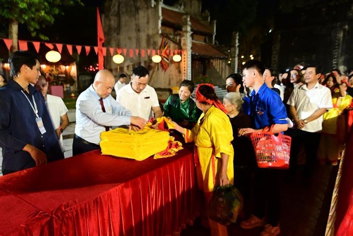 Đồng chí Đỗ Thành Trung, Phó Bí thư Thành ủy, Chủ tịch UBND thành phố Hải Phòng phát ấn cho người dân