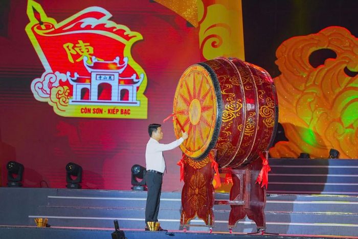 Ông Lê Ngọc Châu, Bí thư Thành ủy Hải Phòng đánh trống khai hội