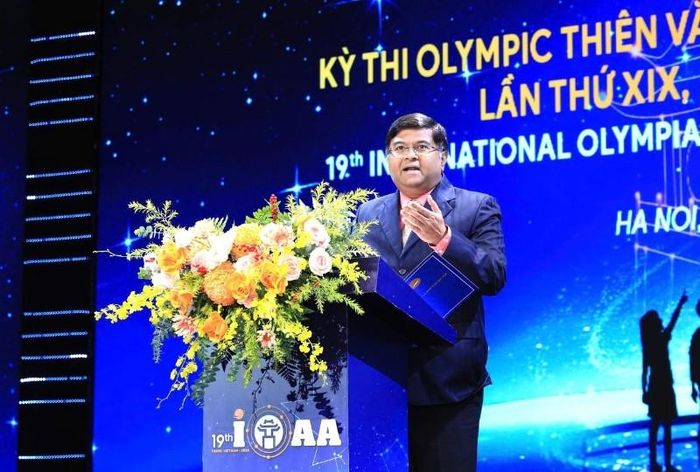 Chủ tịch Olympic Thiên văn và Vật lý thiên văn quốc tế Aniket Sule phát biểu tại lễ khai mạc.
