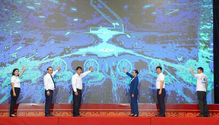 Các đại biểu thực hiện nghi thức phát động phòng, chống bệnh dại.
