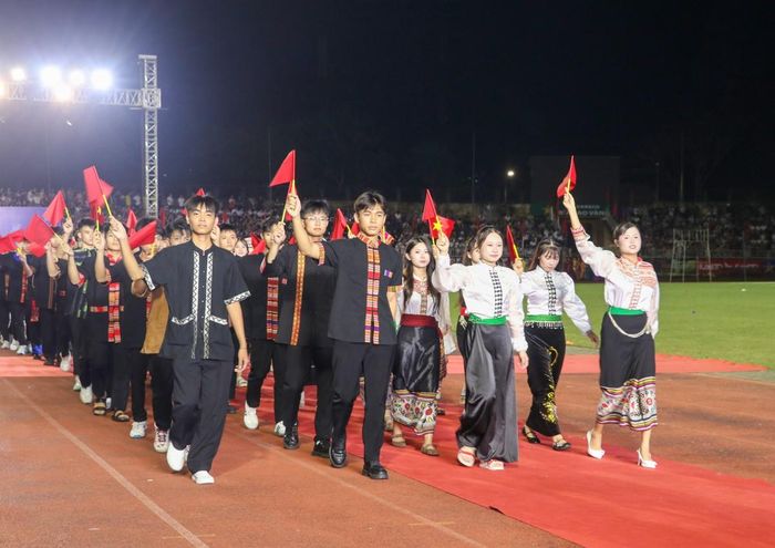 Các khối diễu hành biểu dương lực lượng tại lễ khai mạc. (Ảnh: PT)