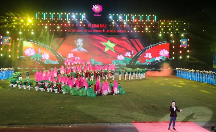 Chương trình nghệ thuật với chủ đề “Thể thao Nghệ An – Khát vọng vươn cao” tạo ấn tượng đậm nét trong lễ khai mạc đại hội. (Ảnh: PT)