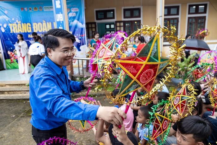 Tất cả các em học sinh đều được nhận được những phần quà Tết Trung thu