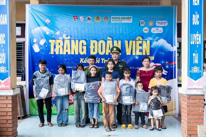 Các em học sinh có hoàn cảnh khó khăn được nhận thêm dụng cụ học tập...