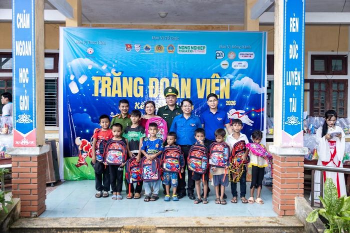 Các em học sinh có hoàn cảnh khó khăn được nhận thêm dụng cụ học tập...