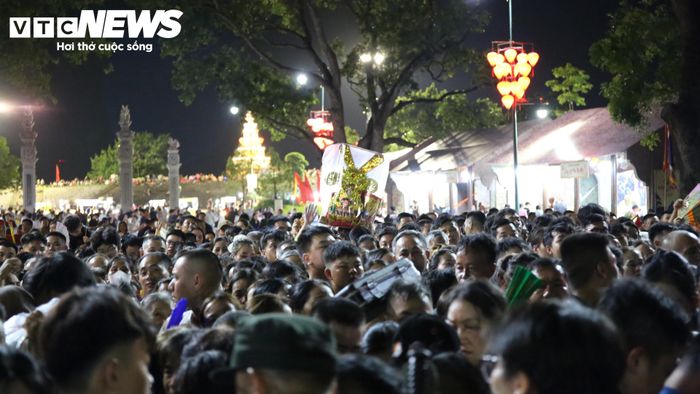 Hàng ngàn người dân kiên nhẫn xếp hàng chờ đợi để được vào khu vực ban ấn, nhận lấy ấn thiêng từ lãnh đạo TP Hải Phòng và Ban quản lý Di tích Côn Sơn - Kiếp Bạc trong mùa lễ hội năm nay.