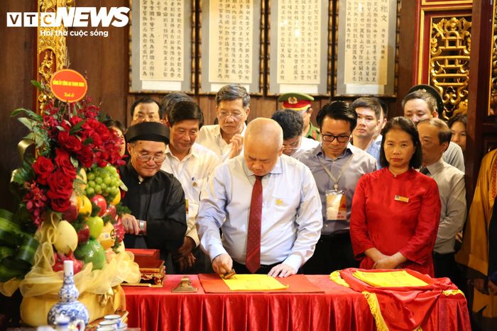 Lãnh đạo TP Hải Phòng thực hiện nghi thức đóng dấu thiêng Đền Kiếp Bạc.