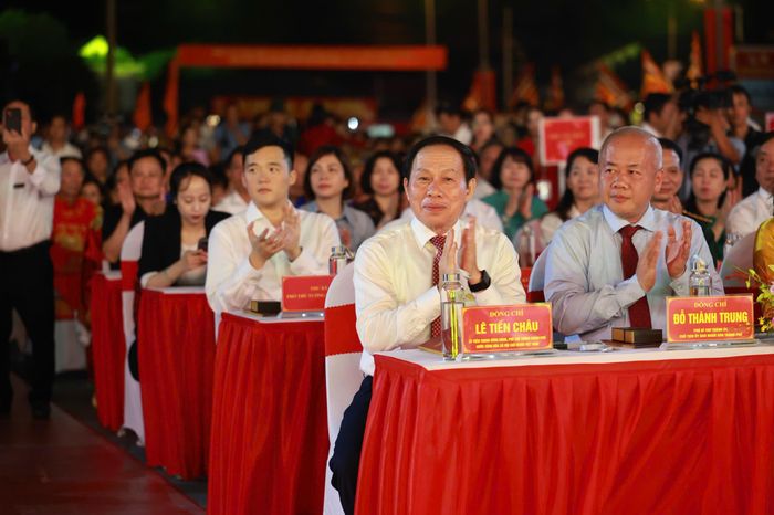 Phó Thủ tướng Lê Tiến Châu cũng lãnh đạo các ban, bộ, ngành Trung ương, thành phố và hàng ngàn người dân và khách thập phương tham dự buổi lễ.