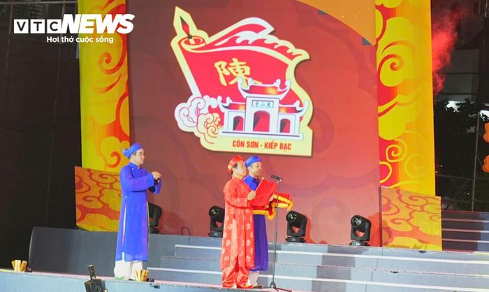 Ông Trần Quang Sơn tuyên đọc văn tế, tưởng niệm Đức Thánh Trần.