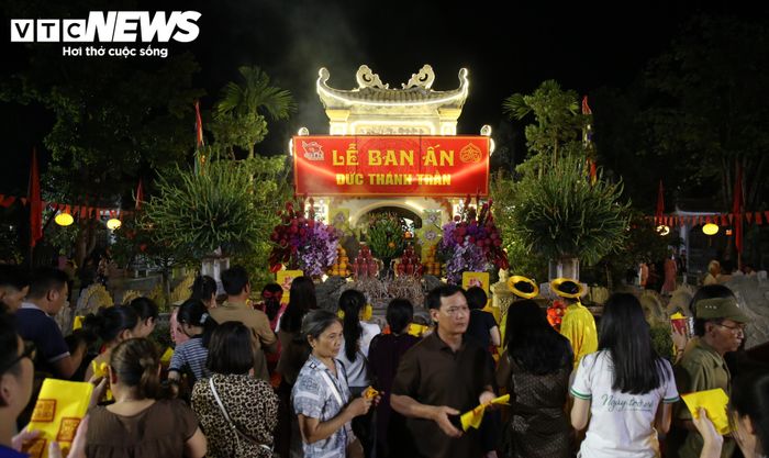 Sau khi được ban ấn, Nhân dân và khách thập phương thực hiện nghi thức lễ tạ.