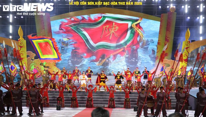 Mở đầu là chương trình nghệ thuật “Vạn Kiếp - Hào khí ngàn năm” được xây dựng dưới hình thức đại cảnh ca, múa, nhạc kết hợp nghệ thuật trống hội, nhằm tái hiện bằng ngôn ngữ nghệ thuật những lớp trầm tích lịch sử, văn hóa và tâm linh tiêu biểu của vùng đất Côn Sơn - Kiếp Bạc.