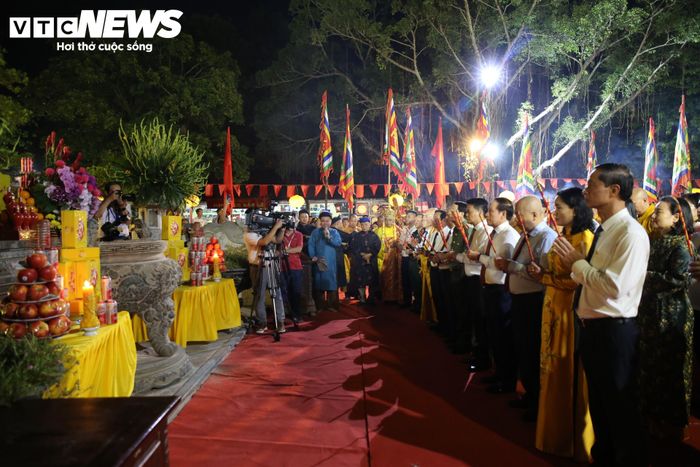 Phó Thủ tướng Lê Tiến Châu cùng đại diện các ban, bộ, ngành Trung ương, lãnh đạo TP Hải Phòng dâng hương tưởng niệm 726 năm ngày mất Anh hùng dân tộc Trần Hưng Đạo tại Đền Kiếp Bạc.