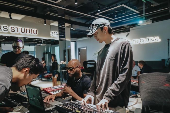 Nhà sản xuất âm nhạc DannyBoyStyles về cùng công ty với Soobin.