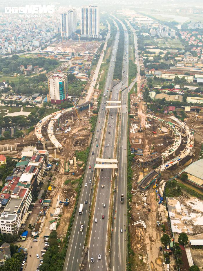 Theo thiết kế, nút giao được tổ chức theo dạng tuabin kết hợp hầm chui trực thông. Các hướng xe được bố trí qua hệ thống hầm và cầu nhánh, thay vì tập trung giao cắt trên cùng một mặt bằng.