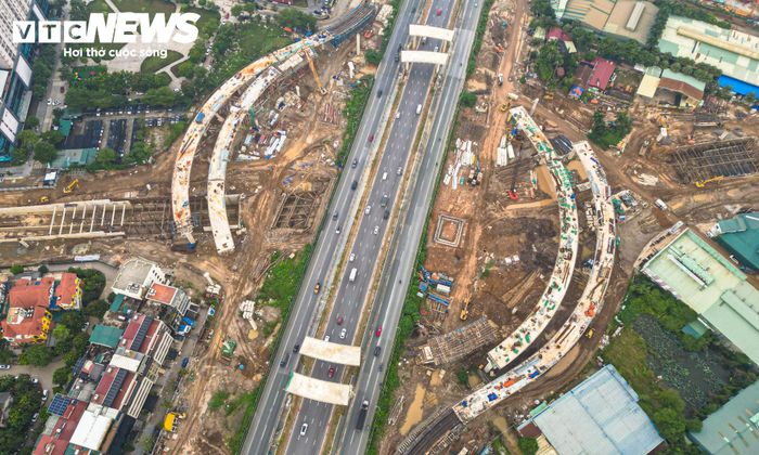 Dự án do Ban Quản lý dự án đầu tư xây dựng công trình dân dụng TP Hà Nội làm chủ đầu tư, được khởi công vào tháng 4/2025. Công trình được xây dựng nhằm tổ chức lại giao thông tại khu vực giao giữa Vành đai 3,5 và Đại lộ Thăng Long, nơi kết nối nhiều tuyến đường quan trọng của phía Tây thành phố.