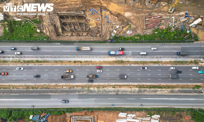 Đại lộ Thăng Long là tuyến giao thông kết nối khu vực trung tâm Hà Nội với phía Tây thành phố, có lưu lượng phương tiện lớn. Cùng với quá trình đô thị hóa, nhu cầu kết nối giữa Đại lộ Thăng Long với các tuyến vành đai và đường hướng tâm ngày càng tăng.