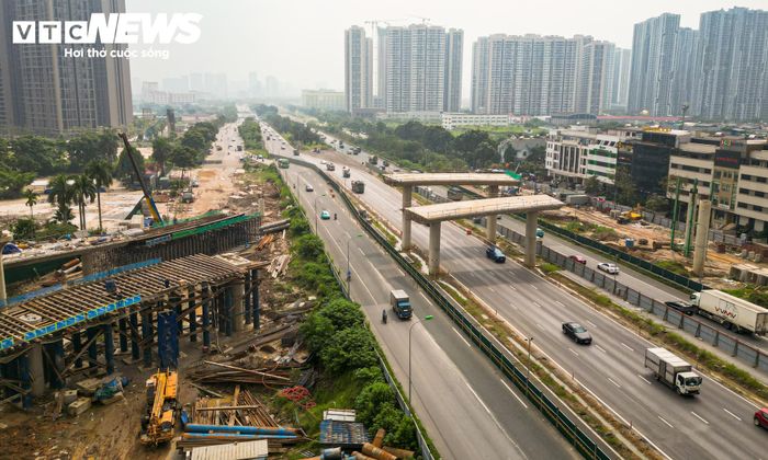 Trên mặt bằng phía trên, nhiều trụ cầu lớn đã được dựng tại các vị trí giao cắt với đường hiện hữu. Những vị trí khác tiếp tục được thi công phần trụ, dầm và đường dẫn.