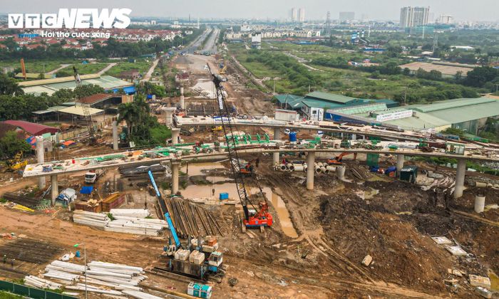 Tại khu vực giao với đường Vành đai 3,5, máy móc được huy động để thi công các hạng mục cầu và đường. Hệ thống cống, thoát nước cũng được triển khai song song với nền đường và các công trình chính.