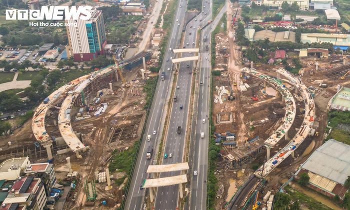 Cùng với hầm chui, công trình có 4 cầu nhánh dạng tuabin. Các cầu này tạo thành những hướng rẽ của nút giao, với tổng chiều dài hơn 2.300m, mỗi cầu rộng 8,8m. Dự án còn xây dựng hệ thống tường chắn bằng bê tông cốt thép với tổng chiều dài hơn 600m.