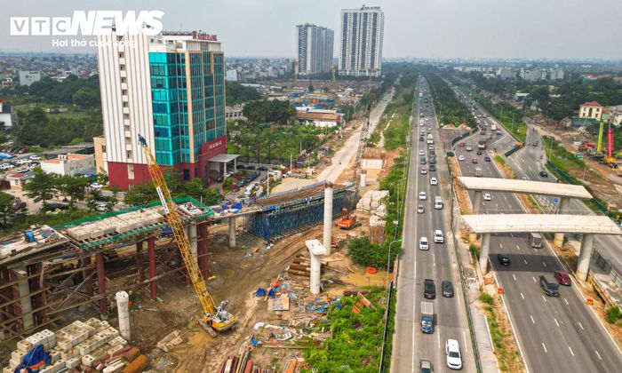 Ghi nhận tại công trường cuối tháng 9/2026, các hạng mục được triển khai tại nhiều khu vực. Máy móc, thiết bị và nhân lực tập trung tại những vị trí đang thi công hầm, cầu, đường dẫn và hệ thống thoát nước.
