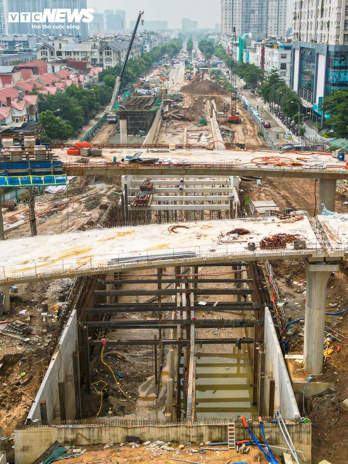 Hầm được thiết kế 4 làn xe, rộng 18,5m và dài khoảng 975m. Tuyến hầm đảm nhiệm hướng phương tiện đi thẳng qua khu vực nút giao.