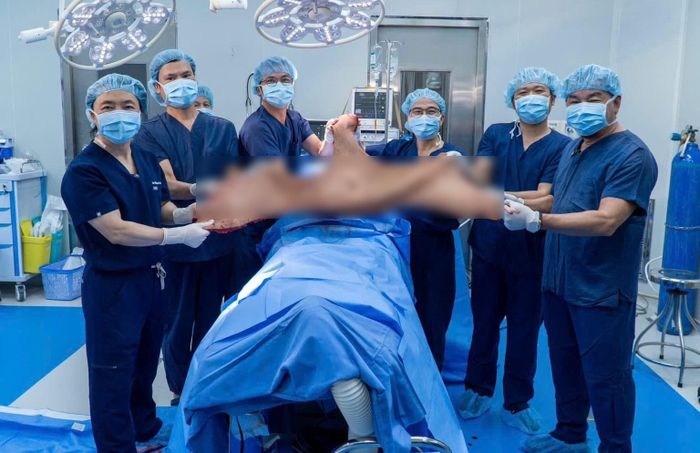 Sau gần 10 giờ phẫu thuật, khối lượng da được loại bỏ khoảng 8,1kg.